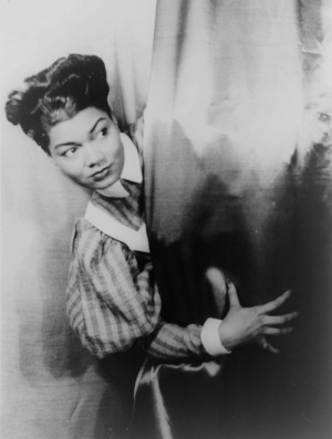 Pearl Bailey-takes-a-call